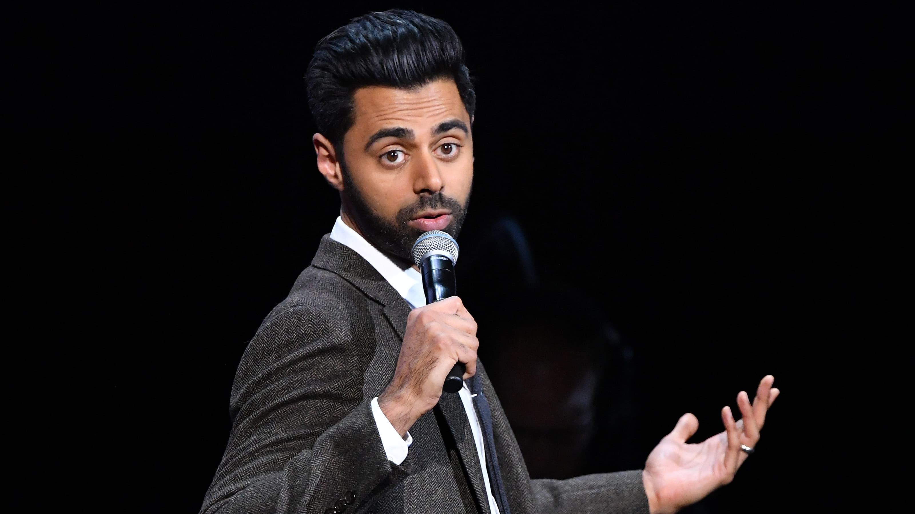Hasan Minhaj: Mengubah Stand-Up Comedy dengan Politik & Humor